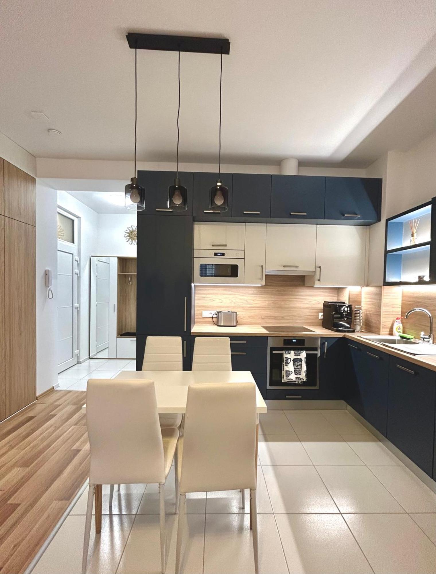One Step Apartman - City Center سزومباثيلي المظهر الخارجي الصورة
