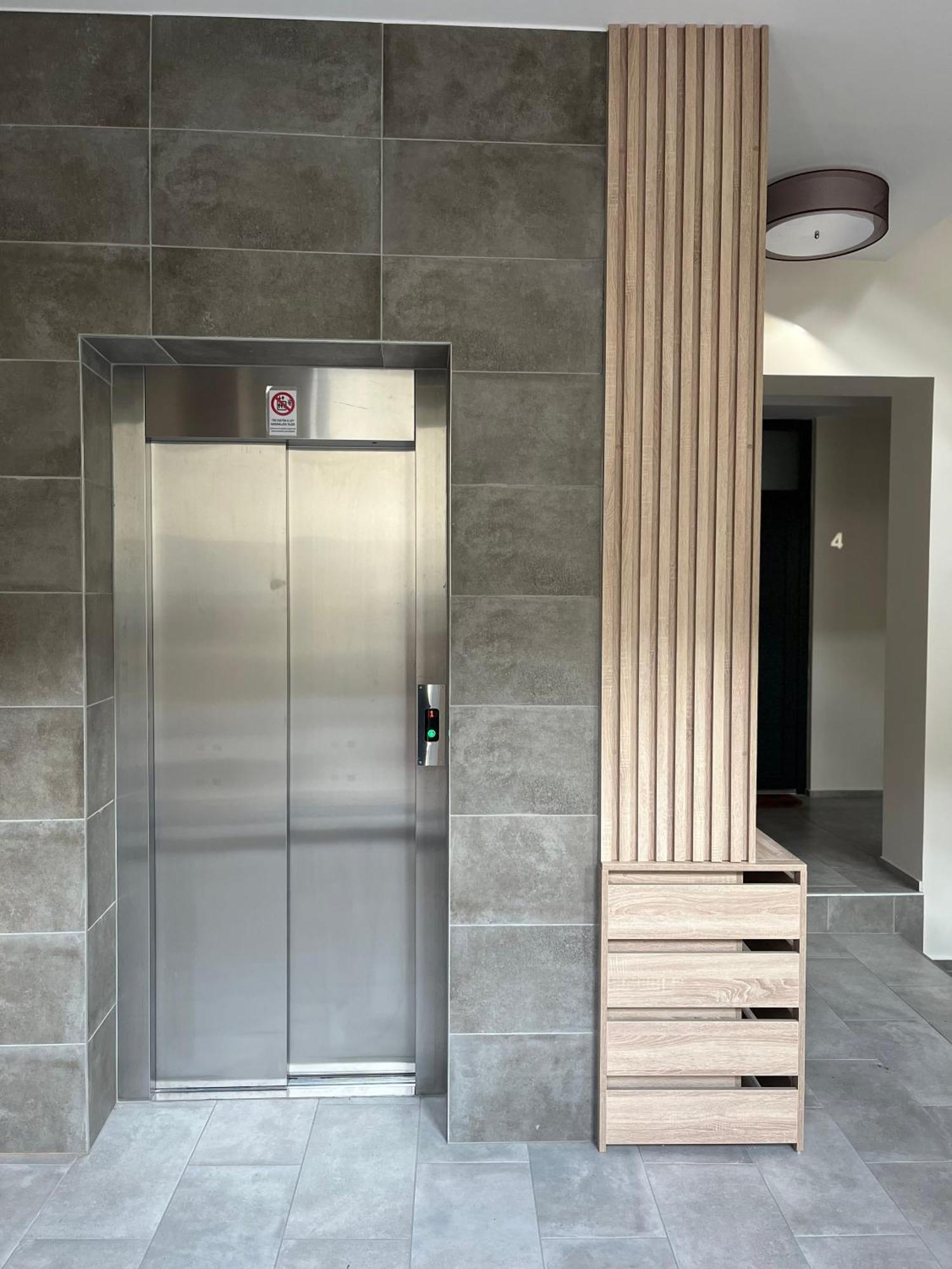 One Step Apartman - City Center سزومباثيلي المظهر الخارجي الصورة